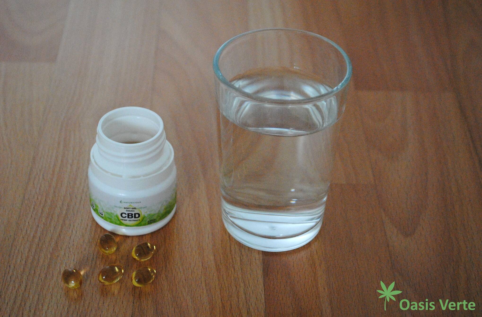 gelule cbd naturicious avec verre eau